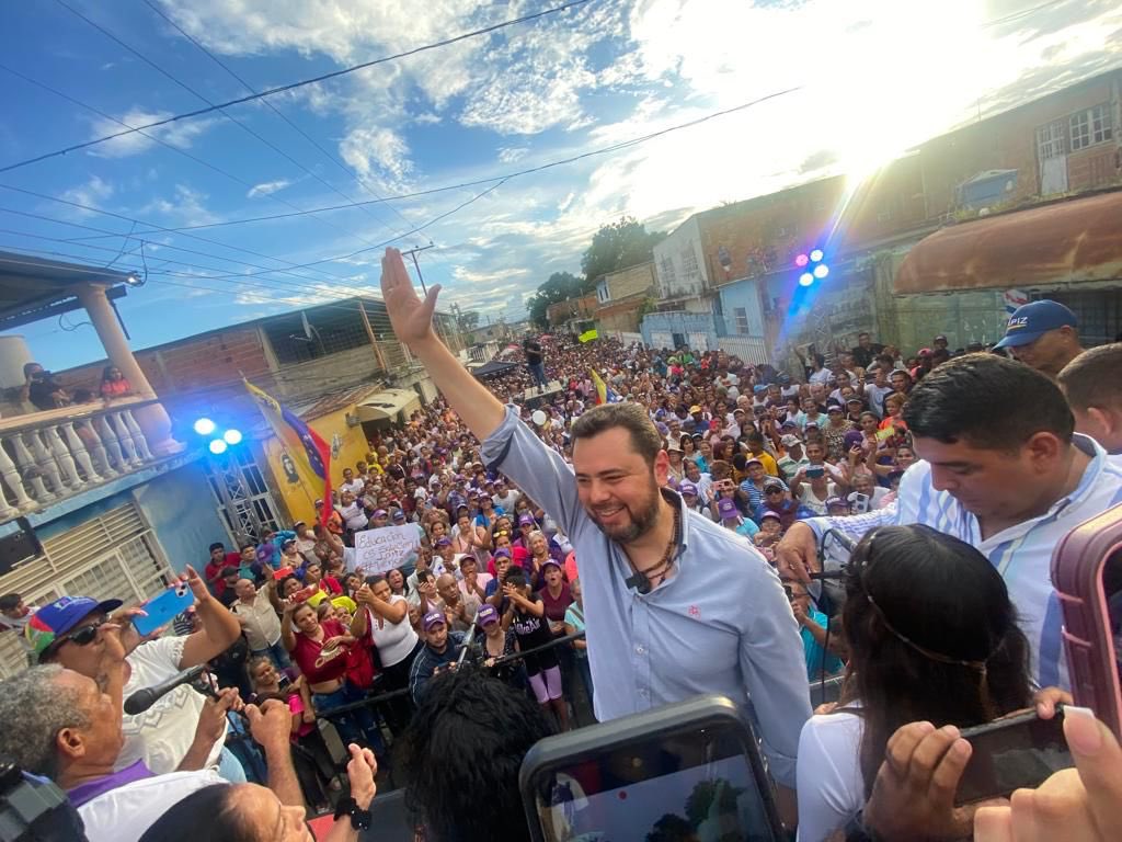 Los padres venezolanos viven una trágica realidad ante el colapso del sistema educativo público oficial y el alto costo de la vida. 🚨🇻🇪

Por ellos, ¡Vamos a levantar el muro que separa la riqueza petrolera del bolsillo de los venezolanos! ✏️🇻🇪