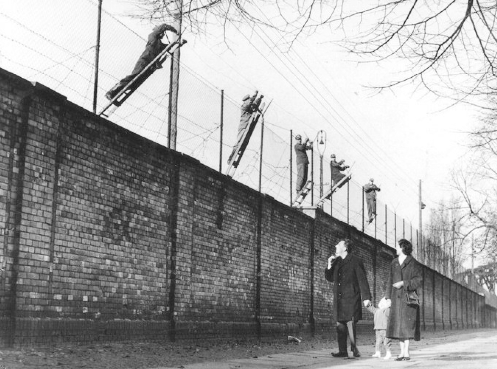 Βερολίνο 1961. Δυτικογερμανοί κοιτάζουν με απορία τους φρουρούς να ενισχύουν τον φράχτη του Αίσχους.
