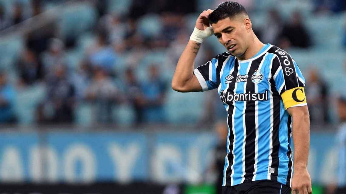 Buysan's tweet photo. ⚽️ 🚨🚨Atención🚨🚨

@LuisSuarez9 y su familia recibieron fuertes amenazas por redes por la posibilidad de abandonar @Gremio. 

➡️ El jugador se lo comunicó a la Directiva y la situación lo tiene muy preocupado!
 
⛔️ No estará convocado ante Mineiro por los dolores en la rodilla https://t.co/QmqF568xYy