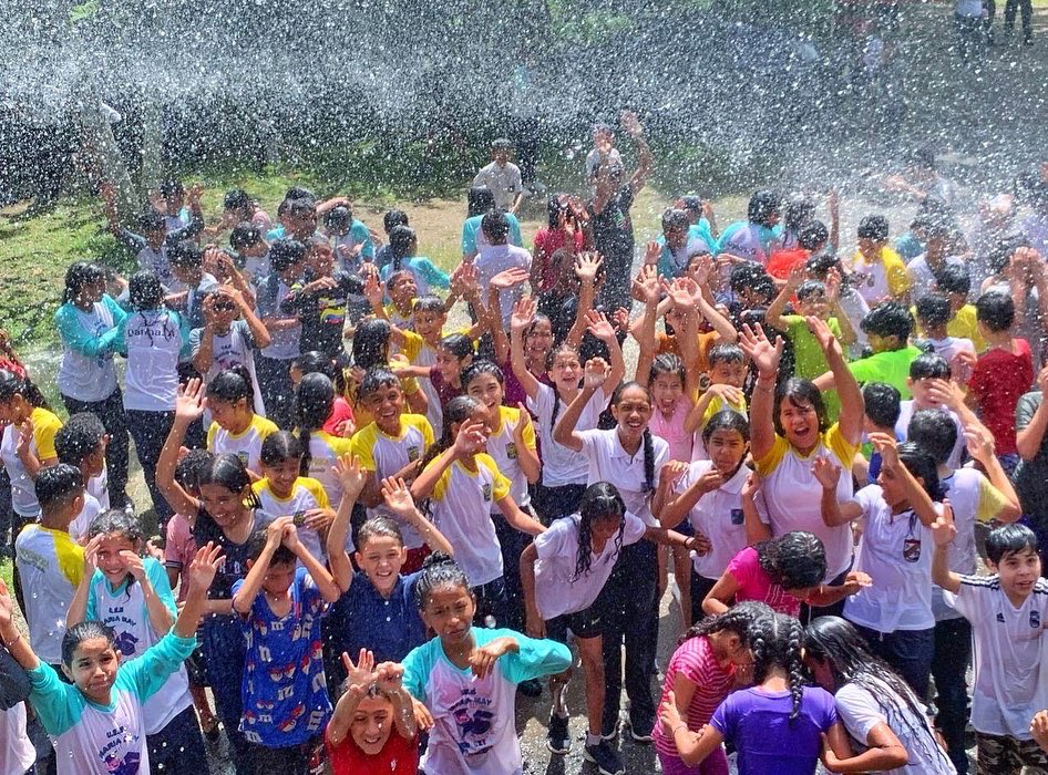eliasayegh's tweet photo. Acompañamos el #UltimoTimbre de primaria de todos los 6to grados de nuestras 5 escuelas municipales en el Espacio Cultural #ElHatillo, nuestro reto es que todos los niños que hemos promovido puedan culminar su bachillerato y la universidad. #ElHatilloPosible #21Jul https://t.co/msTU8JzrWP