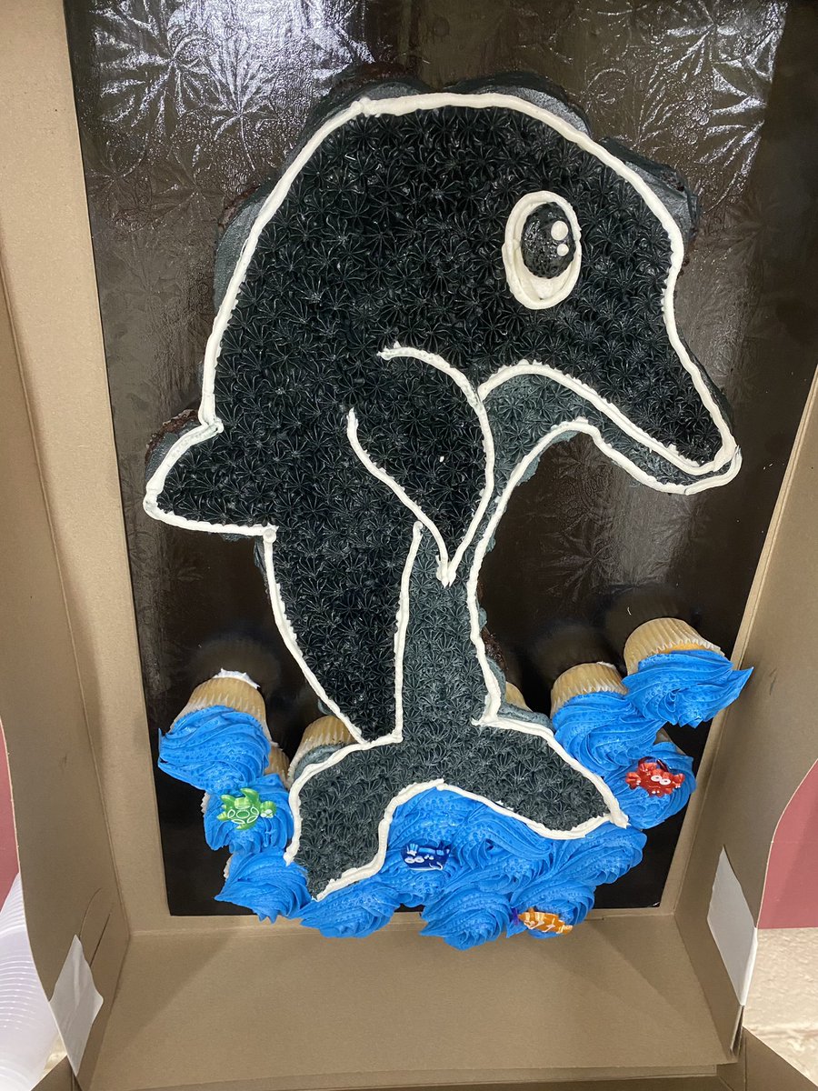 rdsbcodesummer1's tweet photo. Some water day activities before we got to enjoy our delicious cupcakes. Keep diving into those great books over the summer! @OntarioSLP https://t.co/SdJBc5675j