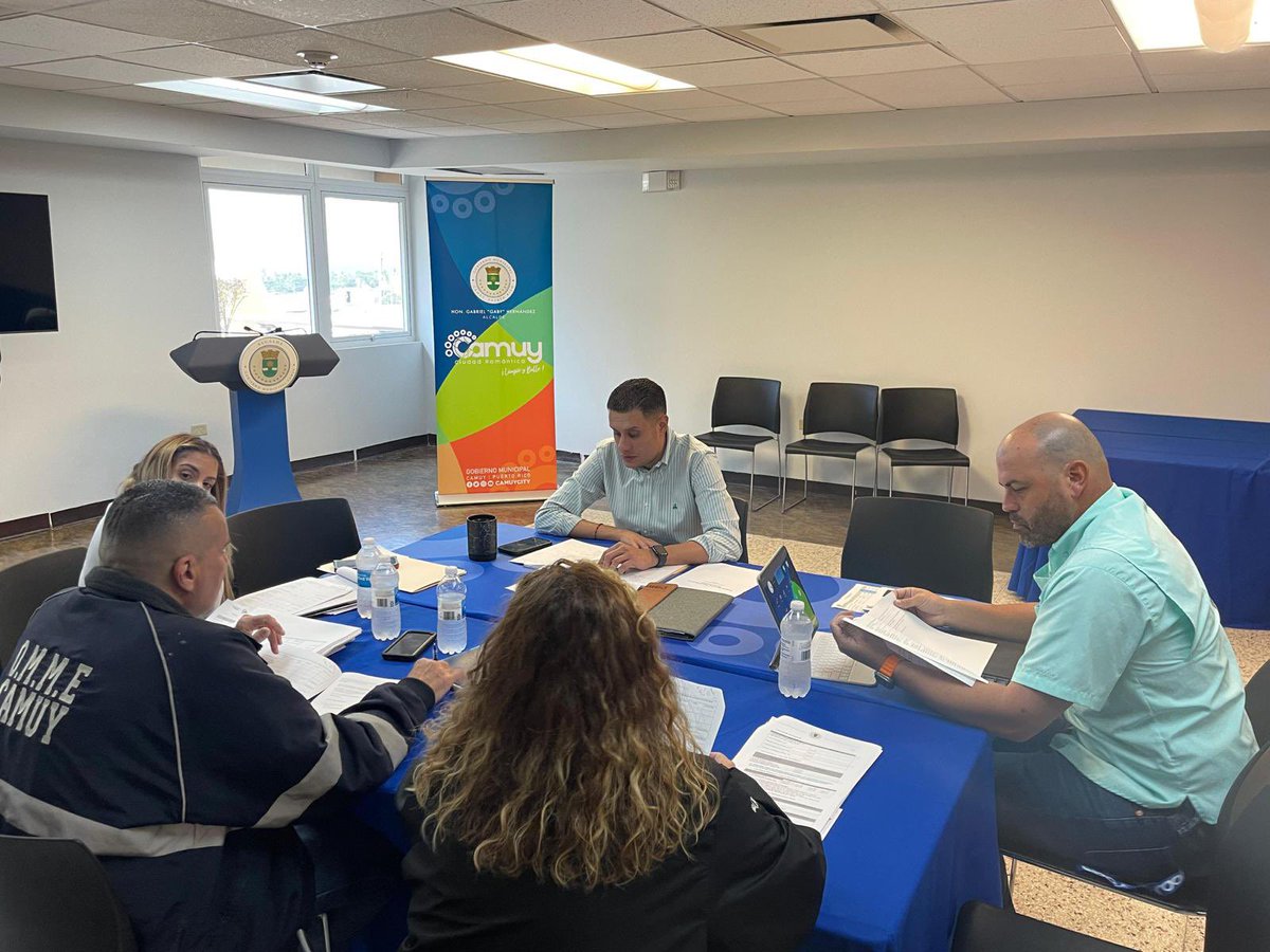 gabrielhr51's tweet photo. Reunido con el Director de Operaciones, Ángel Román junto al Vicealcalde, @ChrisXMtz1 , Directora de mi Oficina, Johamara Marcial y mi ayudante Xiomara Guerrero discutiendo el progreso de nuestro Programa de Calles Seguras.
#ProyectoCallesSeguras https://t.co/yknFdzeHKw