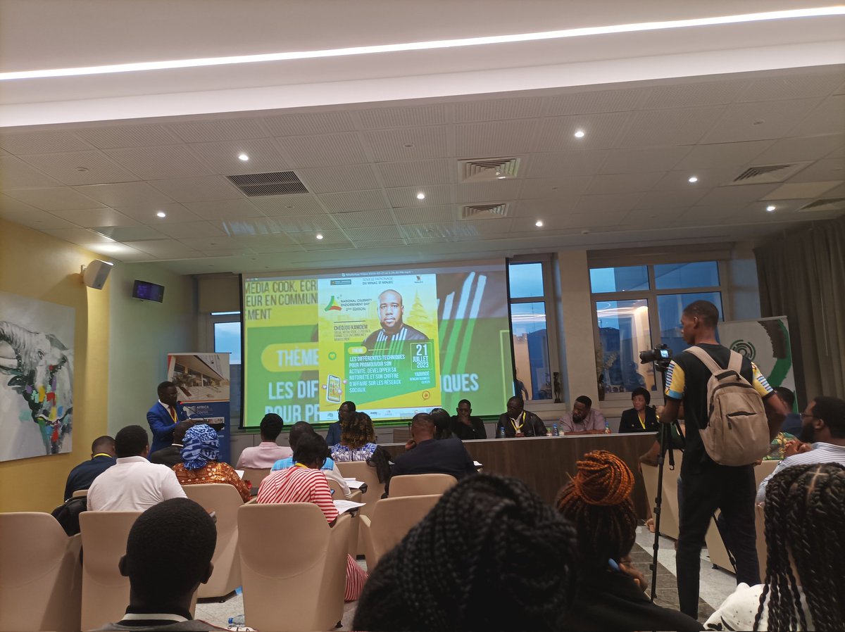 BouNghom's tweet photo. 7e exposé avec @chedjoukm social Media Cook, écrivain et formateur en community management sur "Les différentes techniques pour développer son activité, sa notoriété et son chiffre d'affaires sur les réseaux sociaux"
#2C2D
#InfluenceMboa https://t.co/MC4H5SckEN