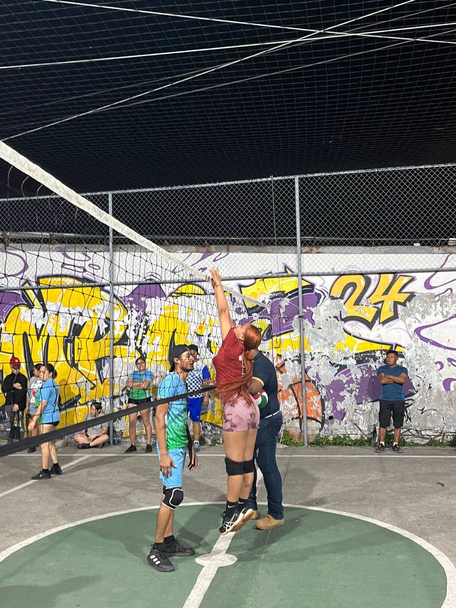 jccalidonia's tweet photo. Desarrollar o practicar un deporte, nos ayuda no solo físicamente, sino mentalmente y socialmente, es por eso que la Junta Comunal de Calidonia, apoyó la liga mixta de voleibol en donde participaron 8 equipos, 
El torneo fue llevado con mucho éxito en el MIVI. #SeguimosTrabajndo https://t.co/tZaOXTgIUB