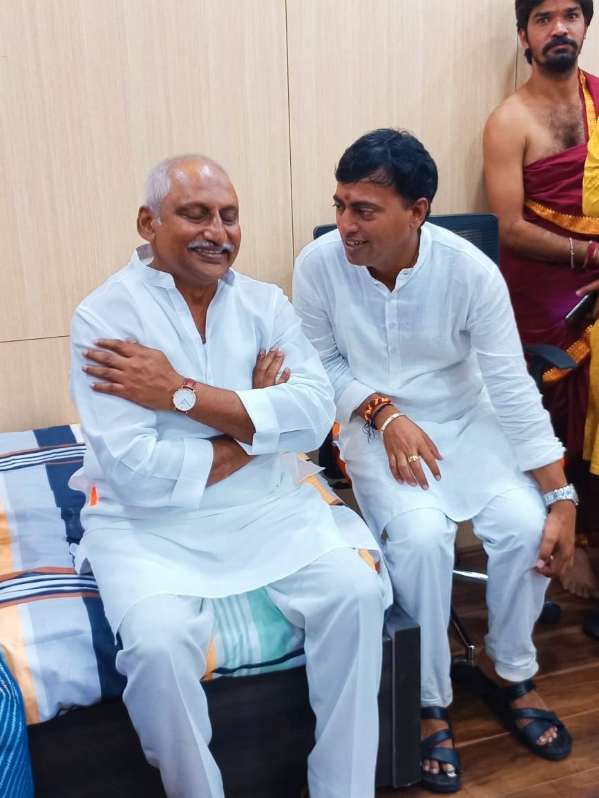 RakeshReddyBRS's tweet photo. ఉమ్మడి ఆంధ్రప్రదేశ్  ముఖ్యమంత్రి శ్రీ నల్లారి కిరణ్ కుమార్ రెడ్డి ( @nkkrofficial ) గారిని కలవడం, వారితో మాట్లాడటం ఎంతో సంతోషకరం. మీ #Simplicity, మీరు మాట్లాడిన మాటలు స్ఫూర్తి దాయకం. https://t.co/UfvKrJnvSL