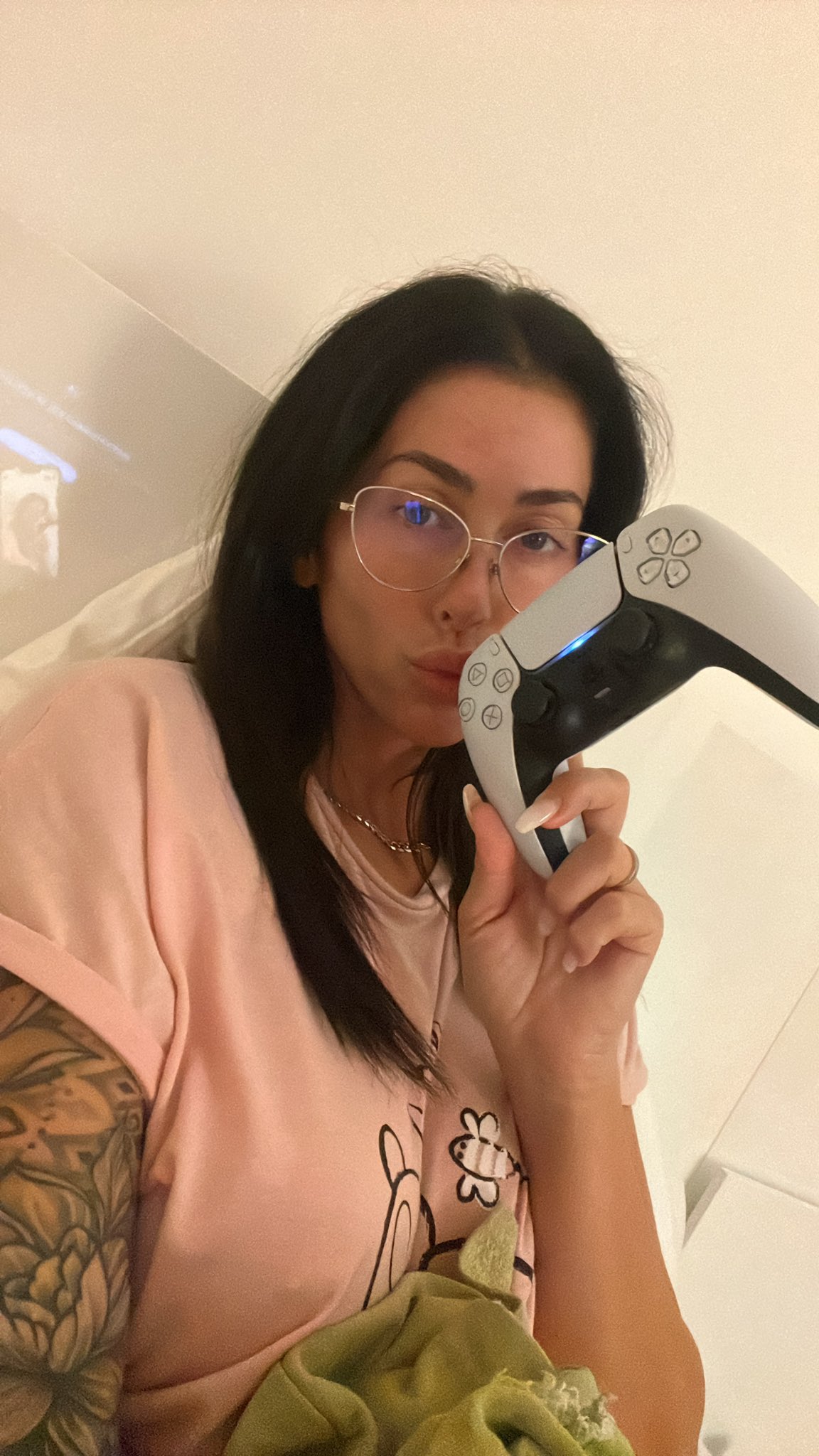 nicoledrinkwater.eth on Twitter "Stayed at home all day, downloaded