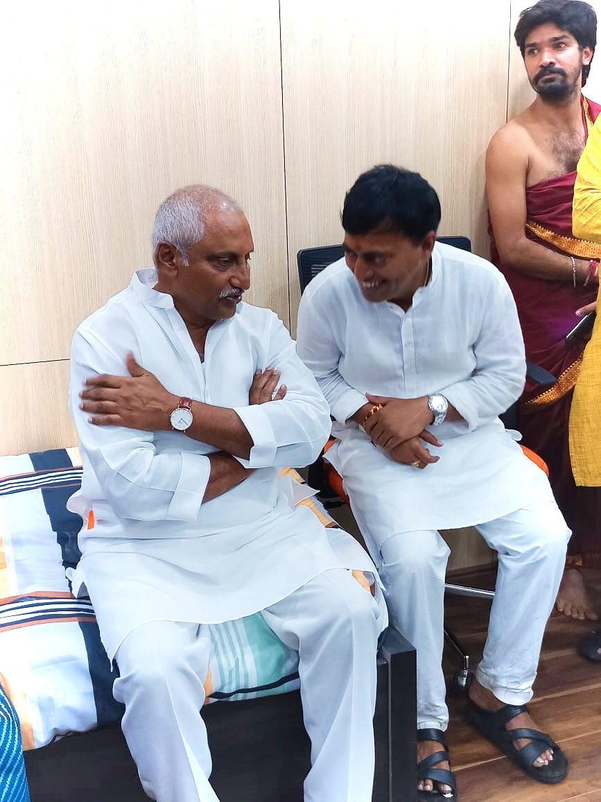 RakeshReddyBRS's tweet photo. ఉమ్మడి ఆంధ్రప్రదేశ్  ముఖ్యమంత్రి శ్రీ నల్లారి కిరణ్ కుమార్ రెడ్డి ( @nkkrofficial ) గారిని కలవడం, వారితో మాట్లాడటం ఎంతో సంతోషకరం. మీ #Simplicity, మీరు మాట్లాడిన మాటలు స్ఫూర్తి దాయకం. https://t.co/UfvKrJnvSL