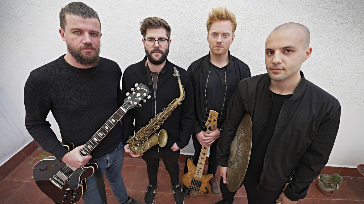 🎷Les noves cites de #JazzAlsBarrisIPobles, del #FestivalJazzValencia🎶, seran protagonitzades este cap de setmana, a partir de les 21 h, per Joan Soler🎸 i el seu quintet, demà a la Casa Museu #BlascoIbáñez🏛️, i l’endemà pel grup Valmuz, en #elPalmar.
🔗bit.ly/3XXVfK1