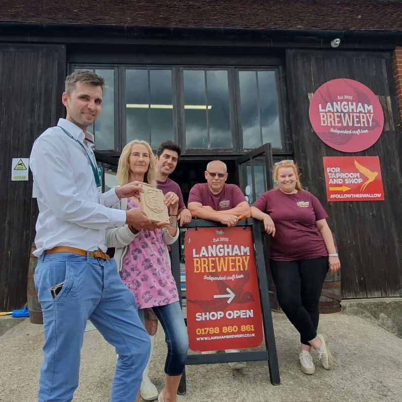 LanghamBrewery's tweet photo. 📣 We’re thrilled to have received our Green Tourism Award 📣
It was a pleasure to meet Chris Hannon from the South Downs this week when he visited the brewery and presented us with our award. @sdnpa
#brewventure #ratebeer #beercraft #craftbeerlife https://t.co/ckEaxCINsp
