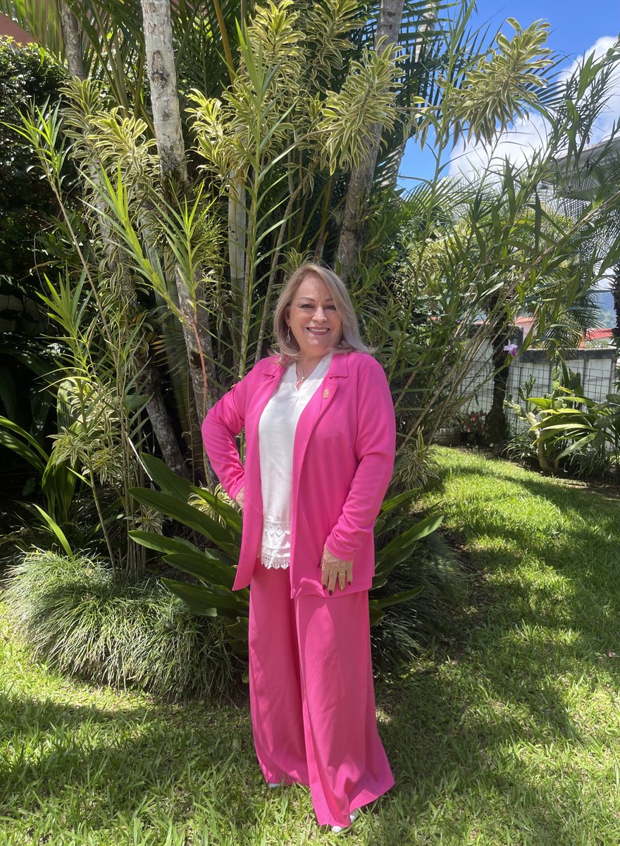 Por favor vean lo EXTRA que se vistió mi abuela para ir a ver Barbie! 👛🤩