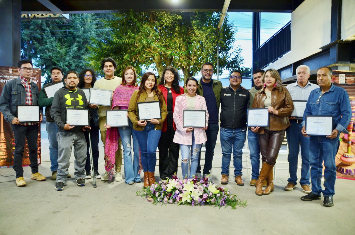 Que alegría y orgullo es vivir la primera clausura del curso de torno para principiantes de nuestra Escuela Municipal de Torno ‘Semilla de Aile’.

Estamos rescatando y preservando el hermoso e icónico oficio que le da identidad a nuestro municipio.