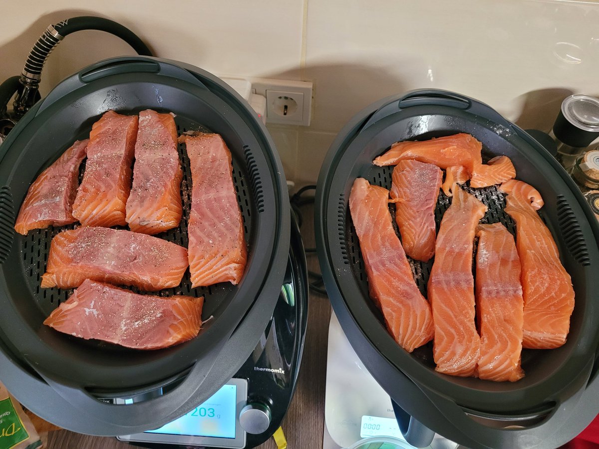 woelkchen2006's tweet photo. Mal eben Abendbrot machen 🤤🤤🤤
#Lachs
#Drillinge (Kartoffeln)
#garten https://t.co/WSErZV32HI