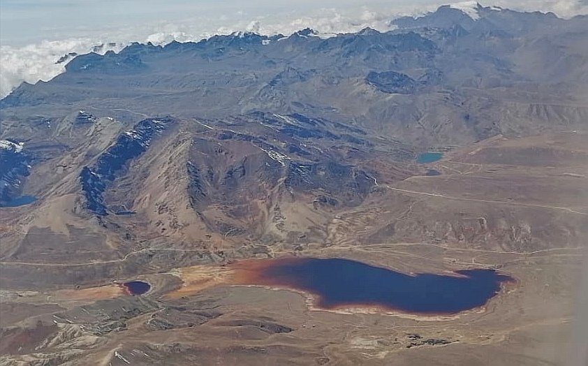 La laguna grande es Milluni que provee de agua a La Paz y El Alto. Como es evidente tiene el color de la copajira con lo que eso implica.