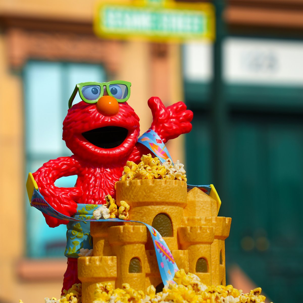 SesamePlace's tweet image. Don’t POP your top with excitement — Limited-edition Elmo Sandcastle Popcorn Buckets are HERE! Your bucket includes FREE refills on day of purchase &amp;amp; refills for the rest of the season are only $3.99!​

​ #Elmo #Sandcastle #PopcornBucket #LimitedEdition #SesameStreet #SesamePlace