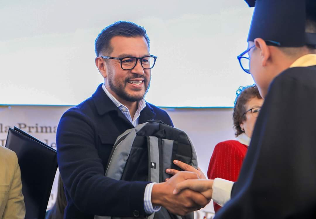 Fue un honor ser el padrino de la  Generación 2017-2023 en la escuela primaria ‘Sor Juana Inés de la Cruz’ y motivándolos con un detalle por concluir esta etapa en su educación y seguir construyendo sus sueños y alcanzar sus metas.👩‍🎓🎉

¡Felicidades a todas y todos los graduados!