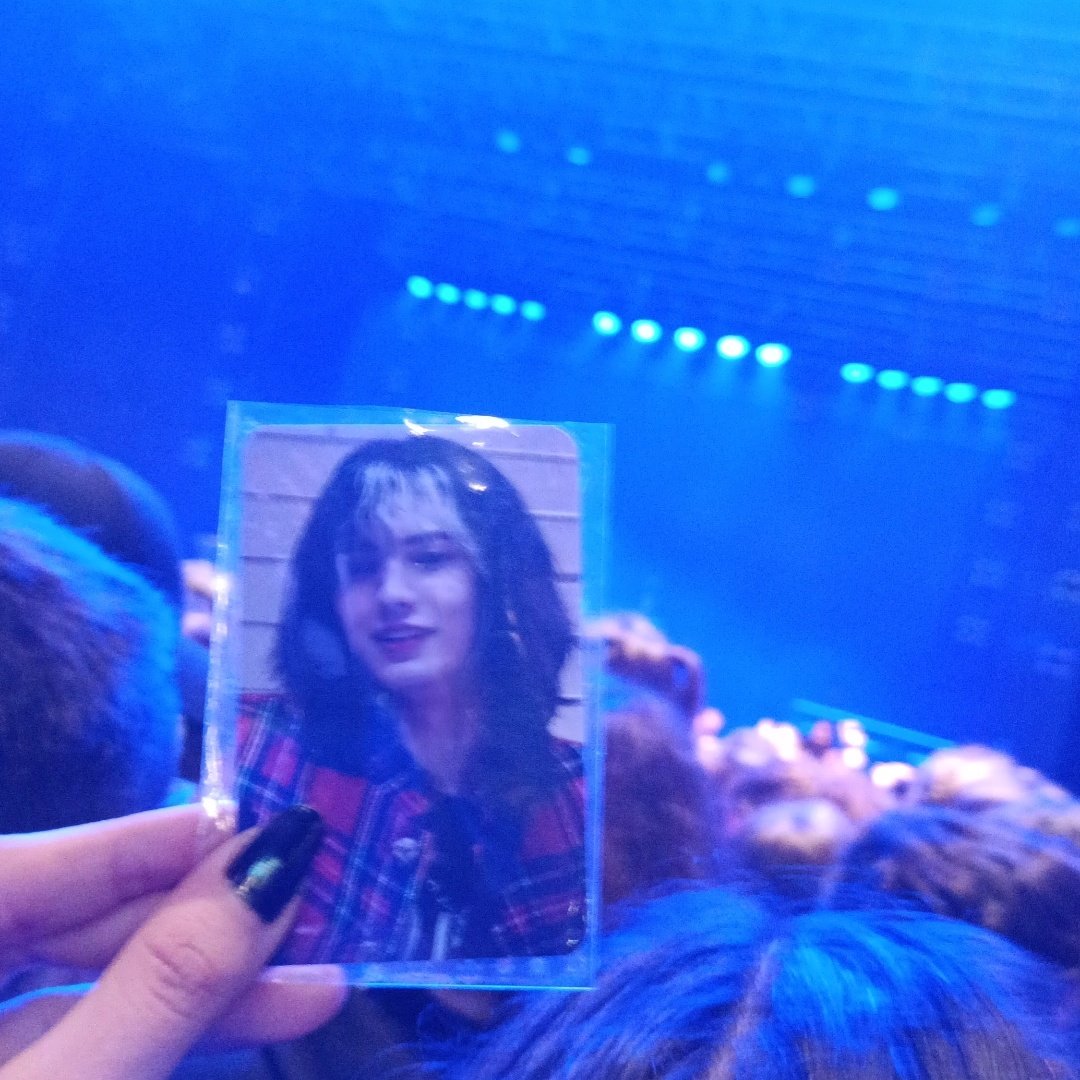 bIurryun's tweet photo. m fui al concierto d 5sos con jooyeon 🙏 https://t.co/gnHpiDV6gy