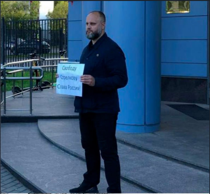 На первом фото никто не вышел за свободу никому не известного Навального. 

На втором фото огромное количество россиян, массово поддерживающих войну, протестуют против ареста одного из ее идеологов. 

Не перепутайте!
