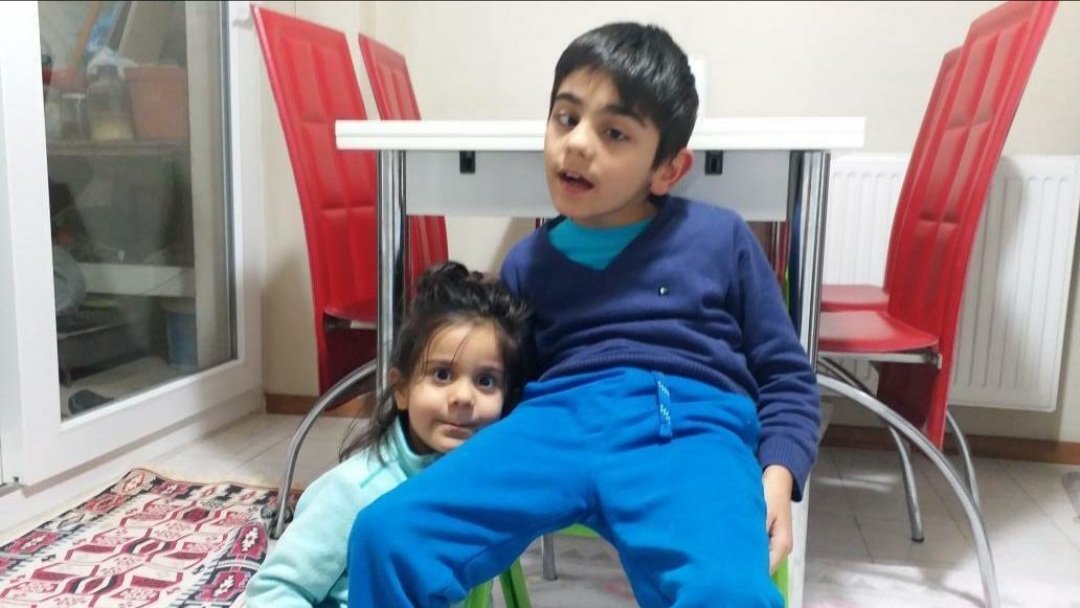 Vefal33's tweet photo. İhsan Efe (10) ve kardeşi (6),
6 yıldır babalarını bekliyorlar.

İ.Efe ağır engelliyken bu süreçle birlikte hastalık derecesi arttı.

Anneleri bu zorluklarla tek başına mücadele etme zorunda kalıyor.

İhsan Efe'ye  babasını verin
      @adalet_bakanlik

 ÖzelÇocukların SesiOlalım https://t.co/b00Sos6SdL