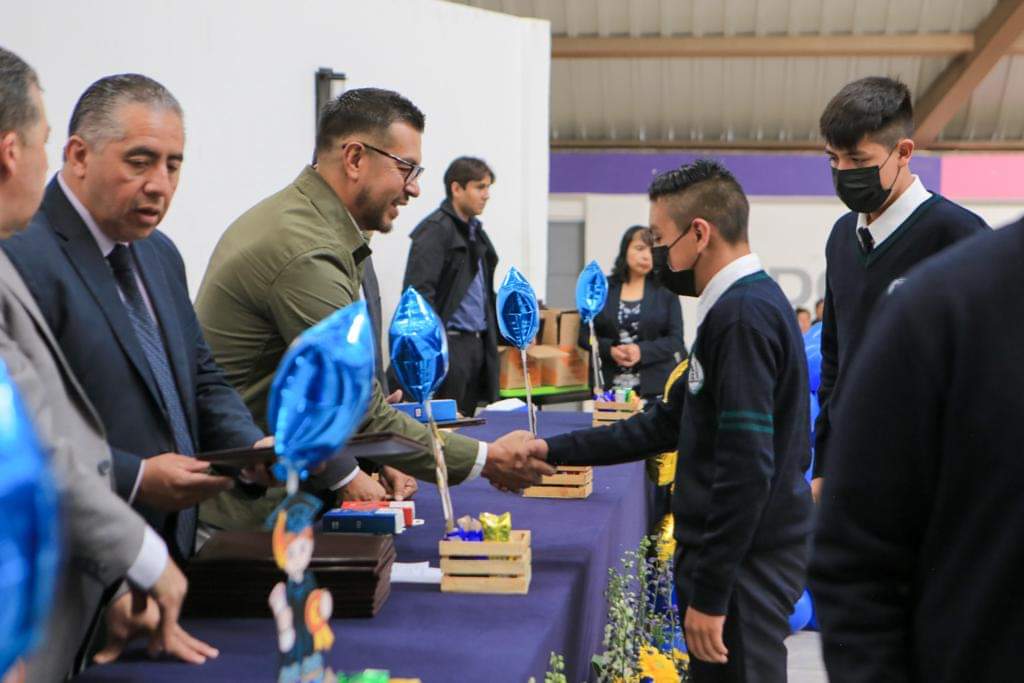 Me honra apadrinar a las nuevas generaciones de jóvenes estudiantes que hoy se gradúan. Es un placer felicitar a los alumnos de la generación 2020-2023 de la escuela secundaria ESTI 33 ‘Ignacio López Rayón’ de nuestra cabecera municipal.🥳