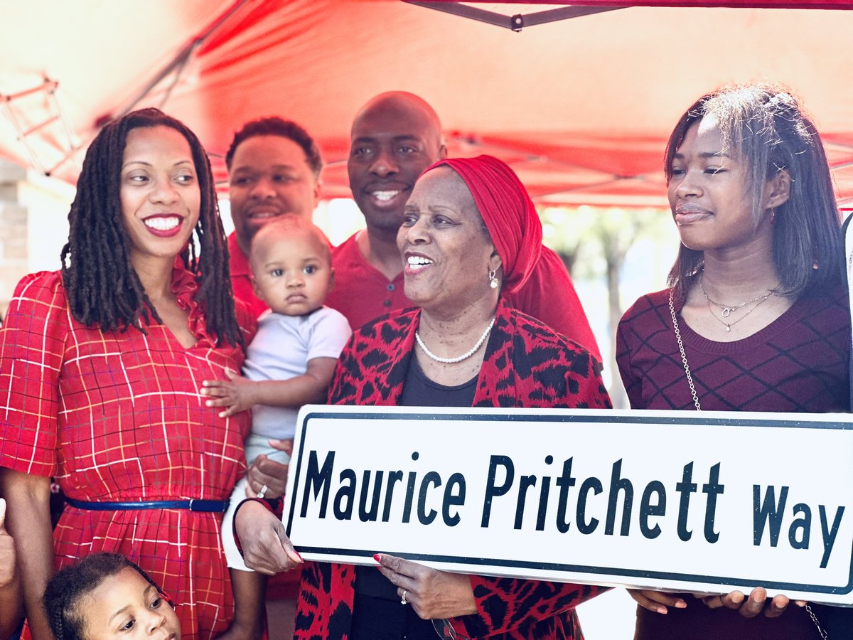 It was a beautiful ☀️ morning at @BancroftDE in <a href="/ChristinaK12/">Christina School District</a> as the <a href="/cityofwilmde/">City of Wilmington</a>, Mayor <a href="/MikePurzycki/">Mayor Mike Purzycki</a>, Gov <a href="/JohnCarneyDE/">Mayor John Carney</a> &amp; the #Eastside community honored former #BancroftSchool Principal #MauricePritchett w/the unveiling of #MauricePritchettWay! 💕🦁
#AlwaysALion #SneakPeek 📸