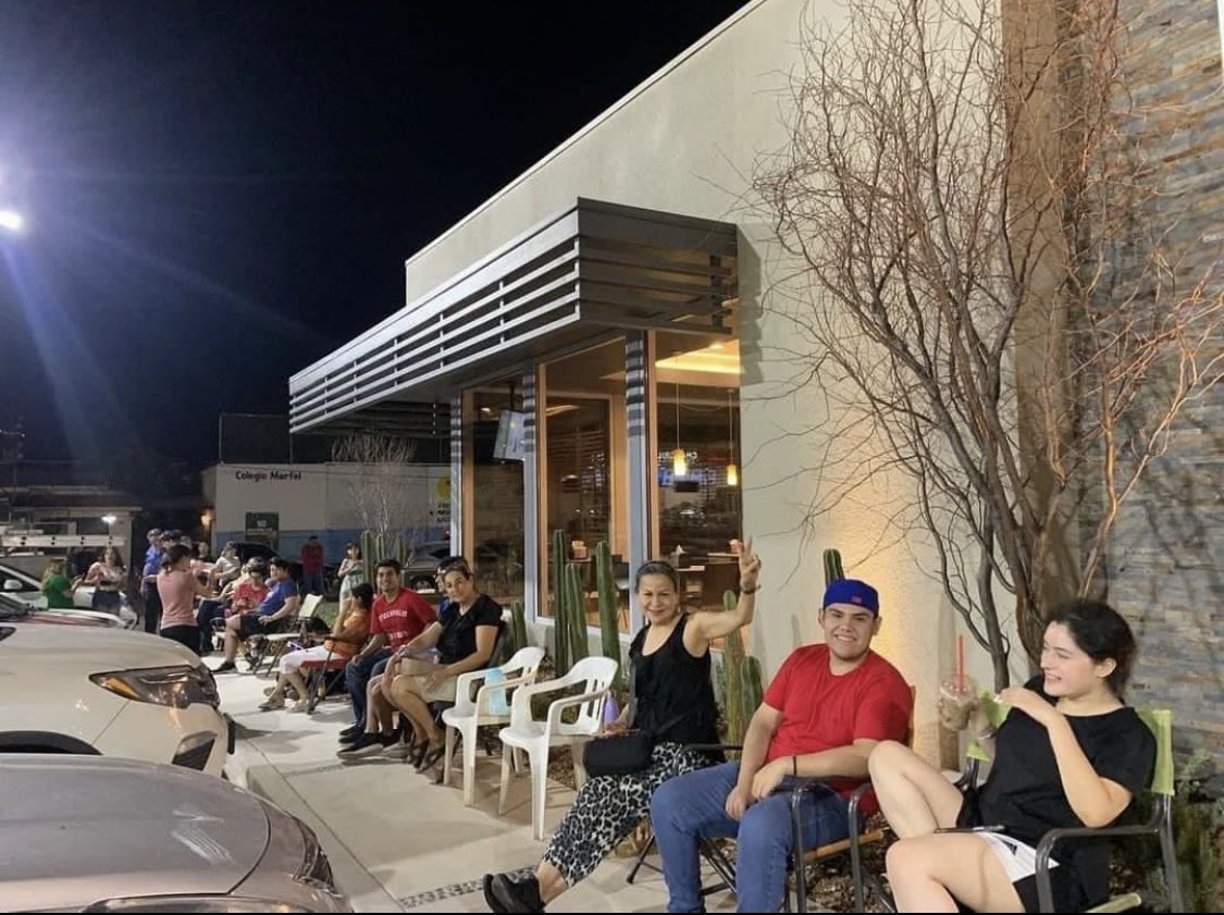 estudihambre's tweet photo. La gente haciendo fila porque mañana inauguran Carls Jr en Navojoa. https://t.co/mbxlwouAQi