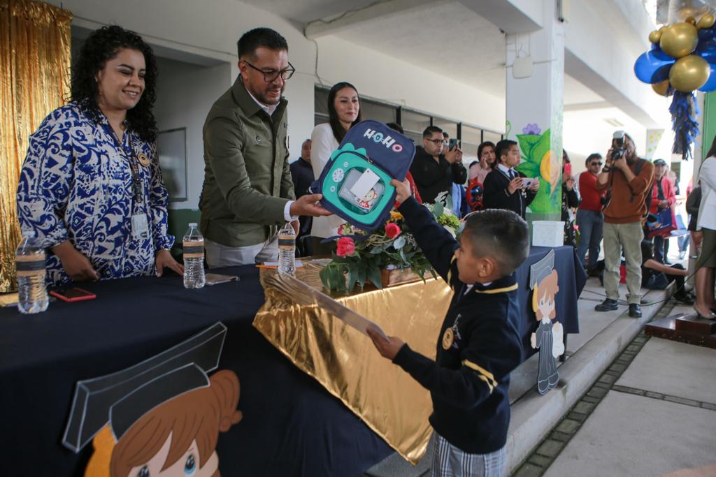 Agradezco a las a y los alumnos del Jardín de Niños 'Bicentenario de la Independencia de México' por elegirme como su padrino de generacion 2020-2023 de la 22a Zona Militar. 🧑‍🎓

Este es uno de los tantos logros que les faltan por cumplir.  ¡Felicidades! 🎉♥️