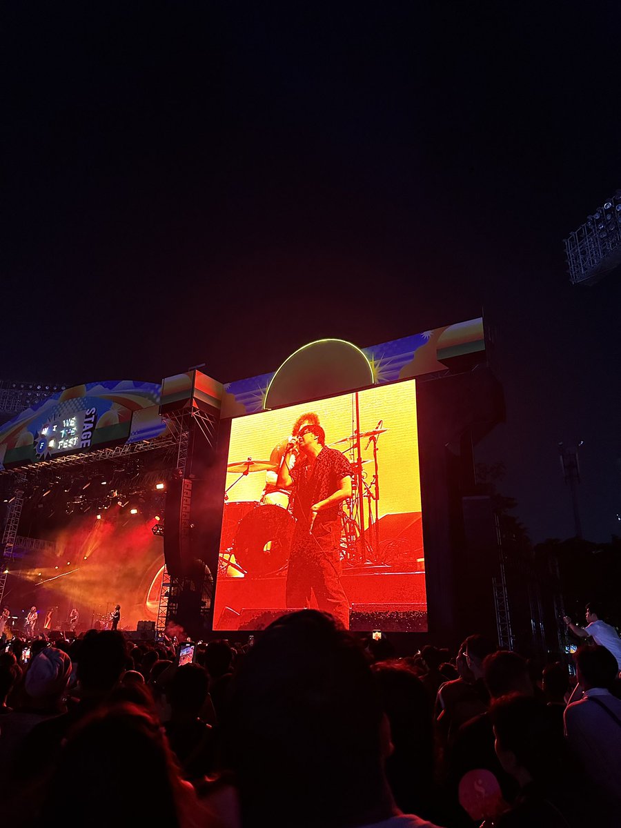 fadlyy___'s tweet photo. 😭😭😭😭😭😭 finally watching the strokes @thestrokes https://t.co/ARfm6z8gSd