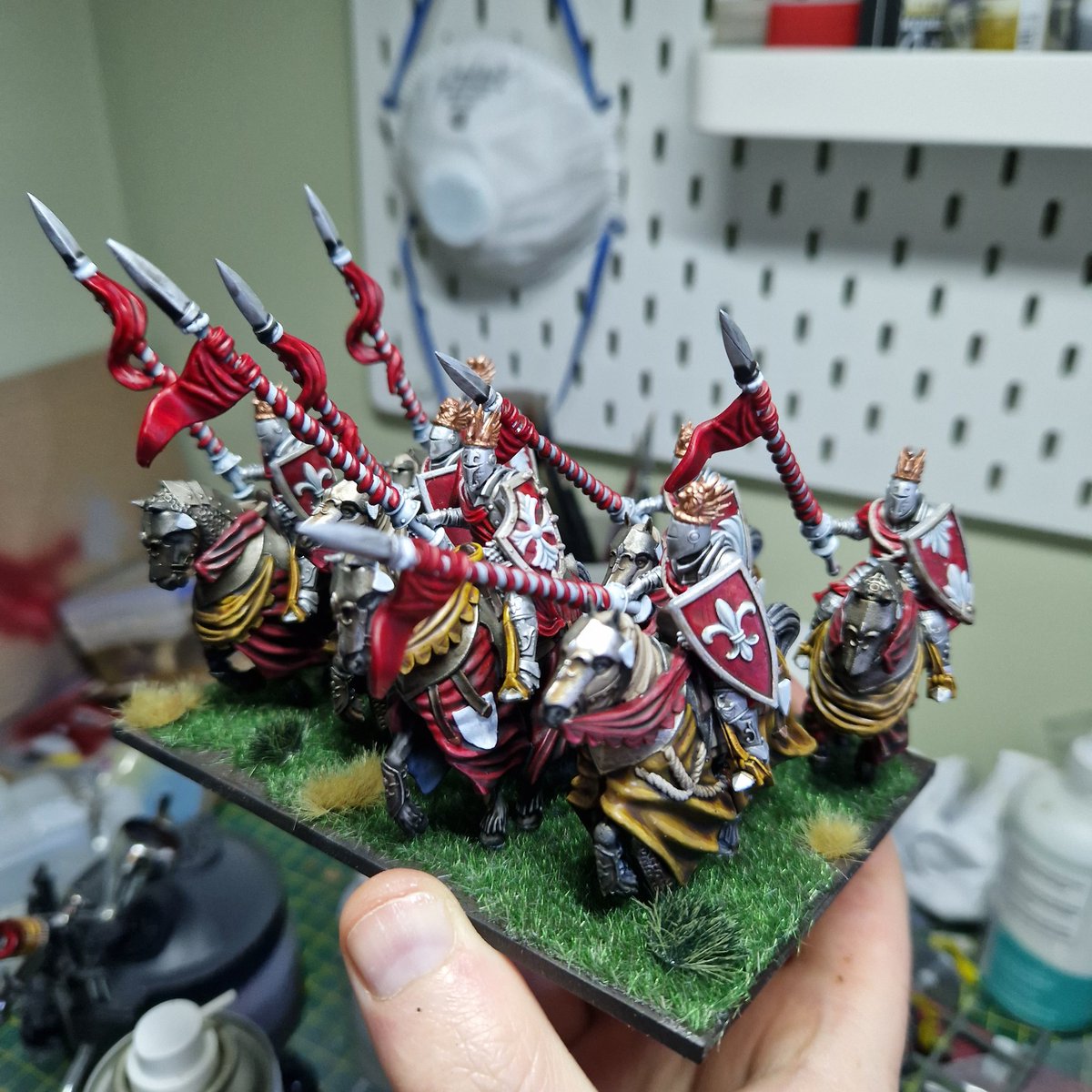 For some reason it's quite hard to take a good picture of these (the camera wants to focus on lance tips) but here is a unit of knights from the Order of the Abyssal Hunt. Minis are Highland Grail Knights.

#kingsofwar
#miniaturepainting