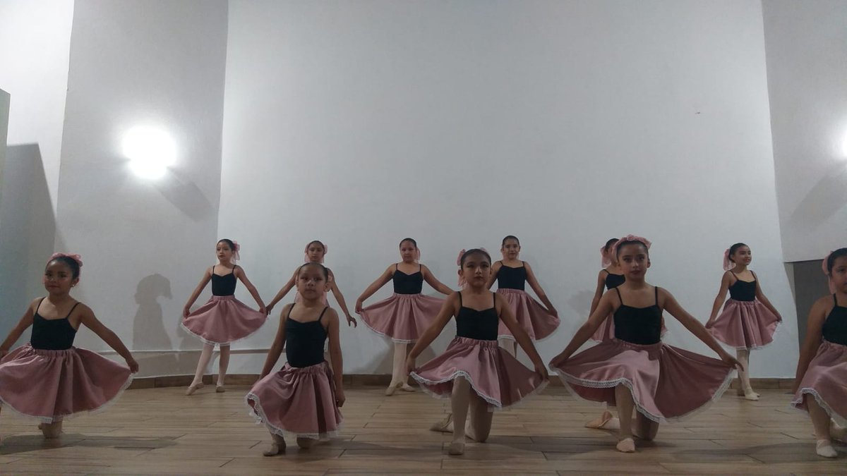 Ayer finalizó el Intercambio Cultural y las presentaciones artísticas por parte de la Escuela de Bellas Artes Tenango Del Valle en nuestro Centro Cultural 'Ponciano Díaz´, El Cubo en San Juan la Isla. 🩰🎹🎻