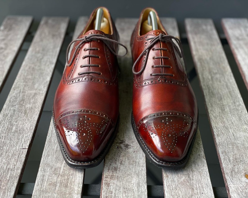 Weltedware's beautiful Vass Shoes Quarter Brogue Oxfords, which he's restored and shined using Pure Polish purepolishproducts.com/blogs/communit…