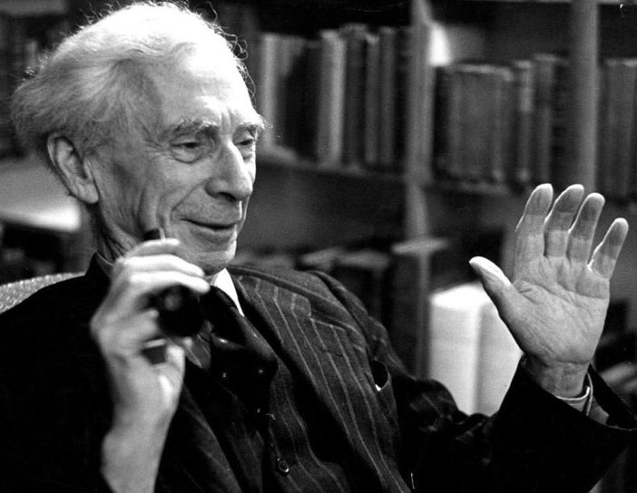 « L'ennui dans ce monde, c'est que les idiots sont sûrs d'eux et les gens sensés pleins de doutes. »
Bertrand Russell