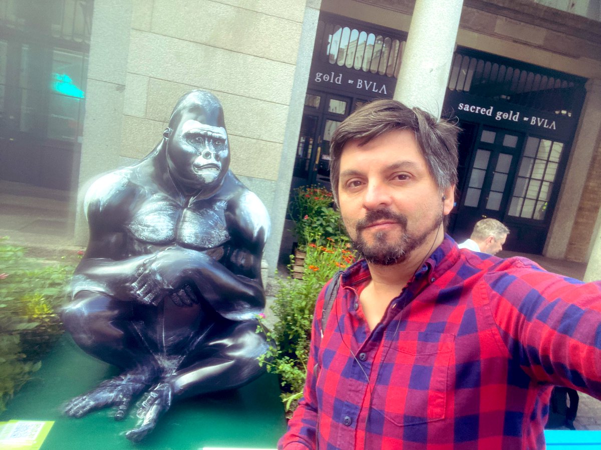 just walking around I've found some nice friends #London #coventgarden