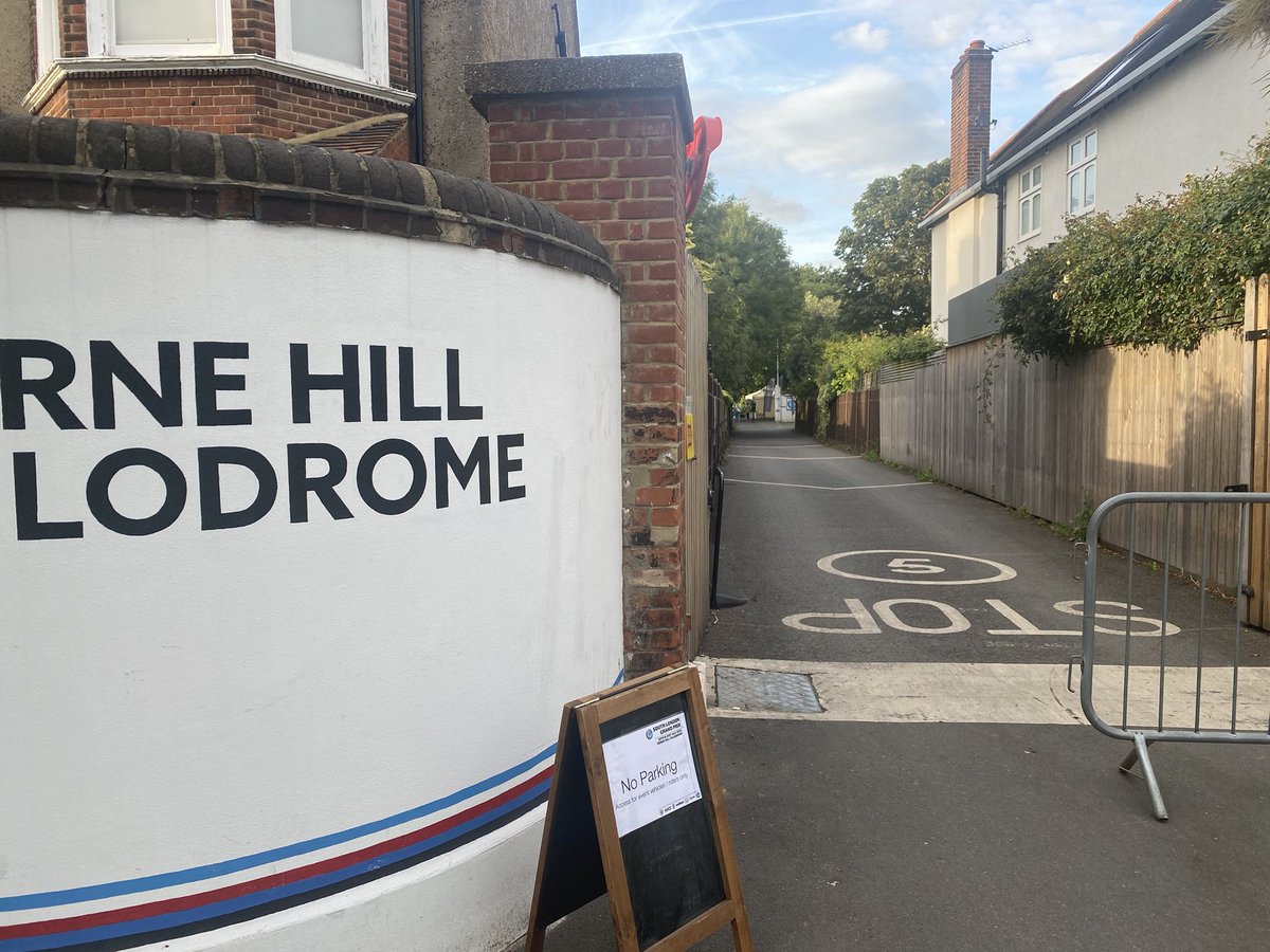 If you’re passing, come on in: still two hours of racing. #cycling #london