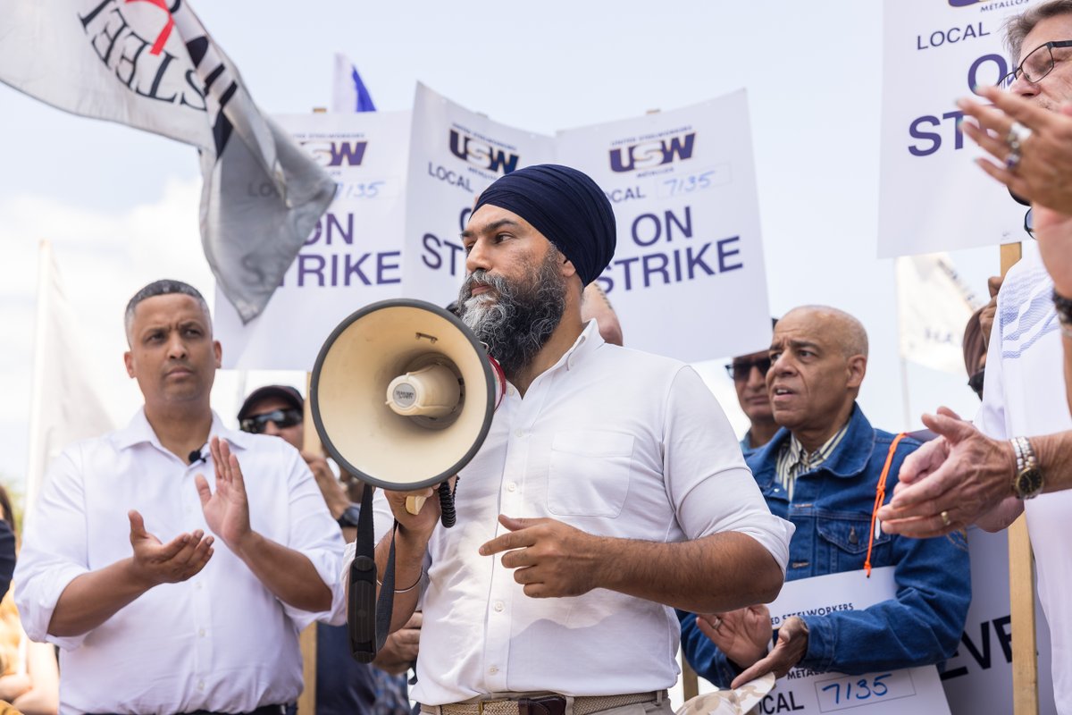 theJagmeetSingh's tweet image. I'm pro-union because I'm pro-worker.

1,450 National Steel Car workers are currently striking for wages that keep up with the cost-of-living.

They're on the frontlines - taking on CEOs.

As always @SteelworkersCA, you have my respect and solidarity.
