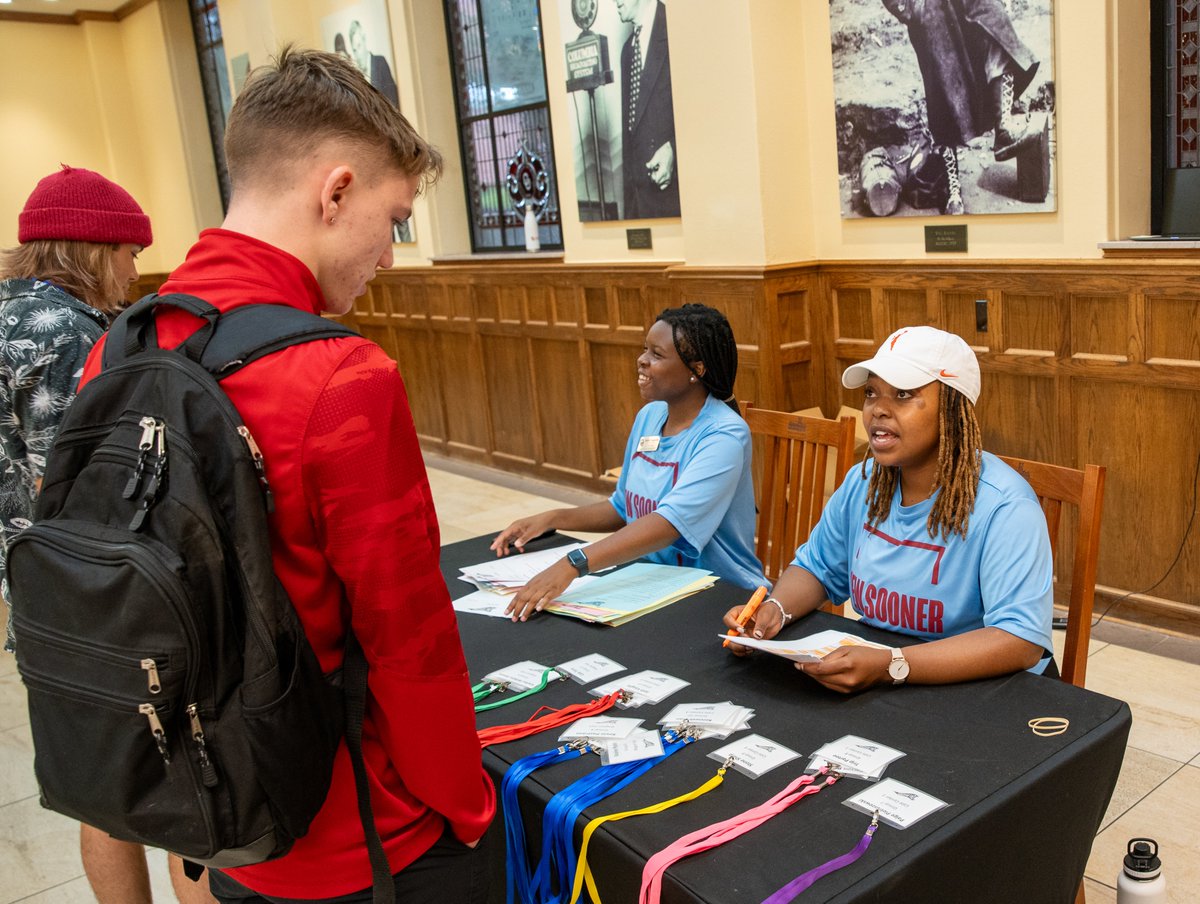 UofOklahoma's tweet photo. The future of the #OUFamily is bright! ☝️
Shoutout to our New Sooner Orientation team for their hard work this summer and all of our incoming students who joined us for NSO. Your best years are just ahead, #OU2027! https://t.co/eC6zxdOSSF
