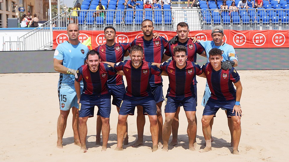 No hubo suerte y a la tercera no fue la vencida. El #LevanteUDFP se queda sin levantar el título de la #SupercopaFútbolPlaya tras caer 🆚 @RecreativoPlaya  7-3.

Enhorabuena a los campeones y muchas felicidades por el triplete esta temporada

Sois #OrgullGranota 
🏐🏖️🐸🐸🔵🔴