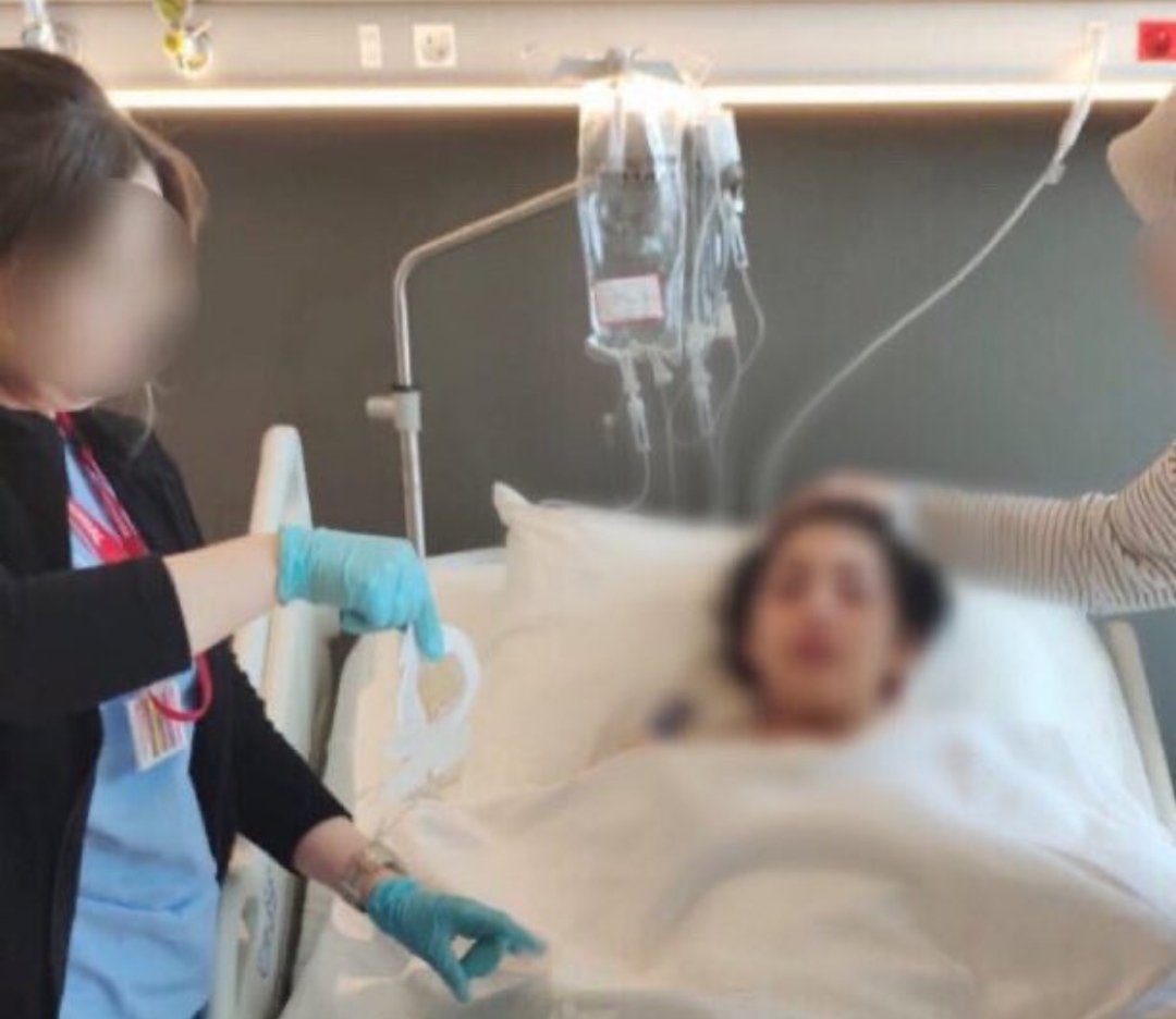 Adem Erkol 7.3 yıl ceza aldı. Anne Zeynep Erkol kanserdi, 10 ay önce vefat etti. Çocukları Züleyha beyin tümörü oldu. Geçen gün büyük ameliyata alındı.

Çocuğun bakımı önemli, babaya çocuk için infaz erteleme verilmeli!

Motorine 1.55
ÖzelÇocukların SesiOlalım