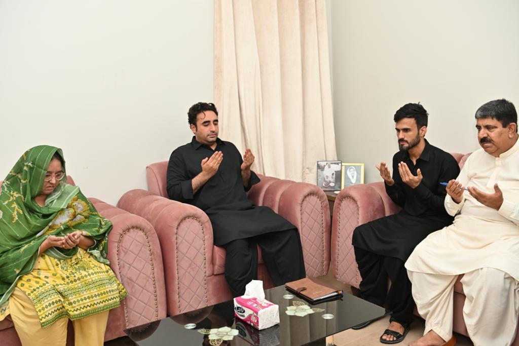 psfmansoor's tweet photo. لاڑکانہ: لاڑکانہ: پاکستان پیپلزپارٹی کے چیئرمین اور وزیرخارجہ بلاول بھٹو زرداری سچل سرمست کالونی میں مرحومہ پروفیسر ڈاکٹر بلقیس ملک کی رہائش گاہ پر پروفیسر بلقیس ملک کے فرزندی میں لئے ہوئے صاحبزادے محمد طحہٰ ملک اور لے پالک صاحبزادی غفرانہ ملک سے تعزیت کررہے ہیں۔
@BBhuttoZardari https://t.co/2sNi7m1H0k