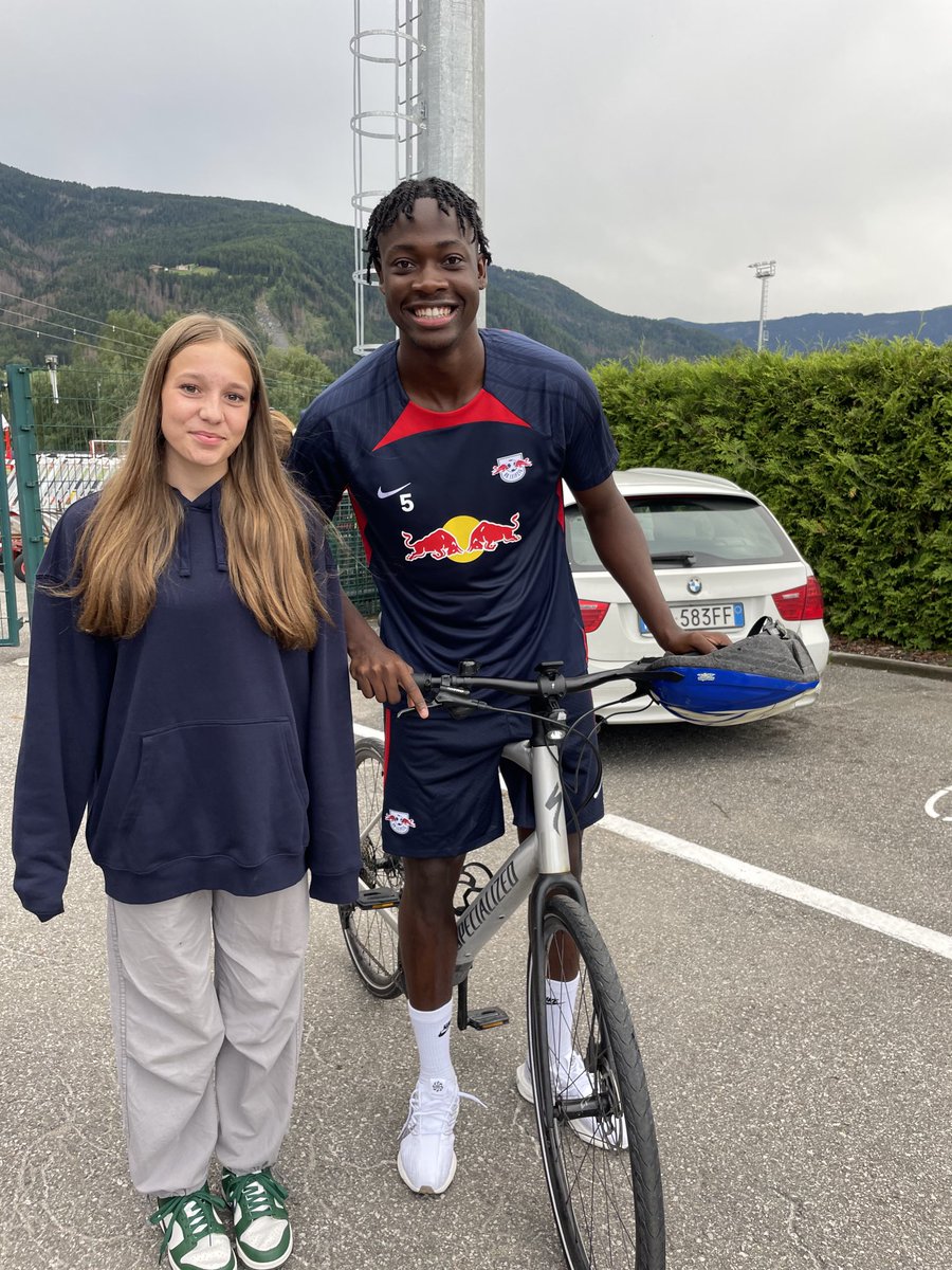 safe0007's tweet photo. Welch Zahnpastalächeln von #el_chad + Grinsen meiner Tochter…Grüße gehen raus vom Nachmittagstraining in Bruneck #nur_der_RBL @RBLeipzig https://t.co/v4X3tqioQ7