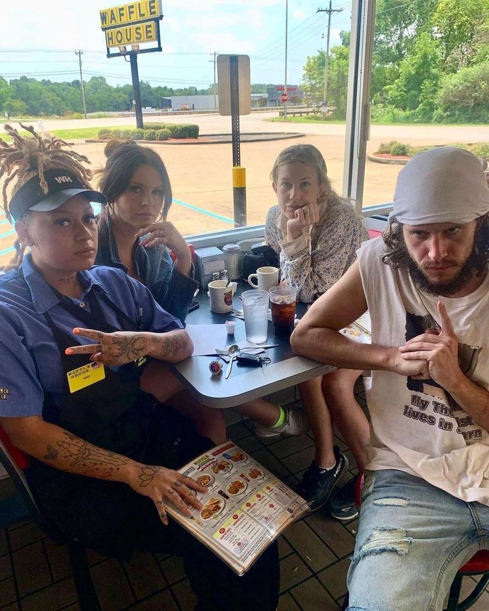 RT @PopCrave: New photos of Lana Del Rey with her coworker at Waffle House. https://t.co/0Wxobj0H9U