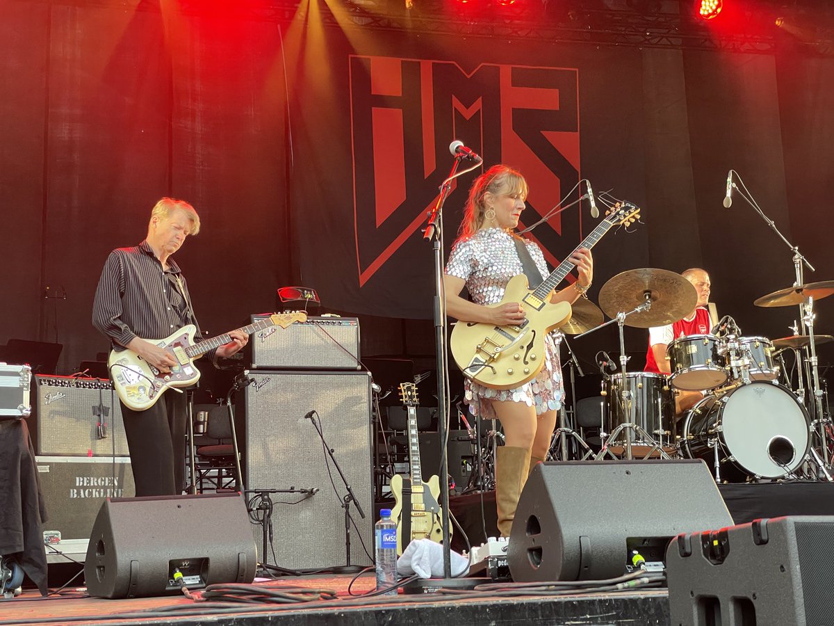 Aldri har noen i paljettskjørt spilt så tøff rock som da Hedvig Mollestad med band inntok Romsdalsmuseet. #moldejazz ⁦<a href="/HedvigMollestad/">HedvigMollestad</a>⁩