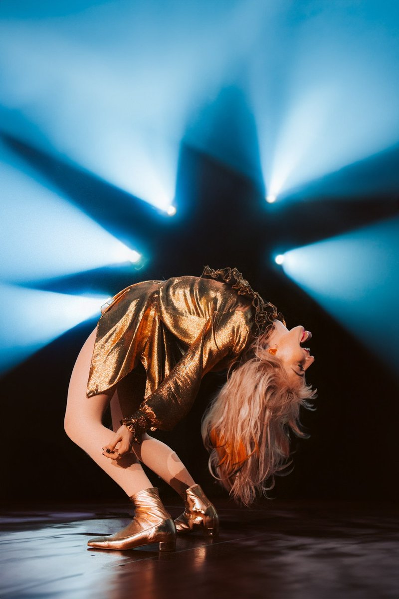 paramorebr's tweet photo. Hayley durante o #ParamoreLA2, no Kia Forum. (📸: @timcayem) https://t.co/ubx2QY88MM