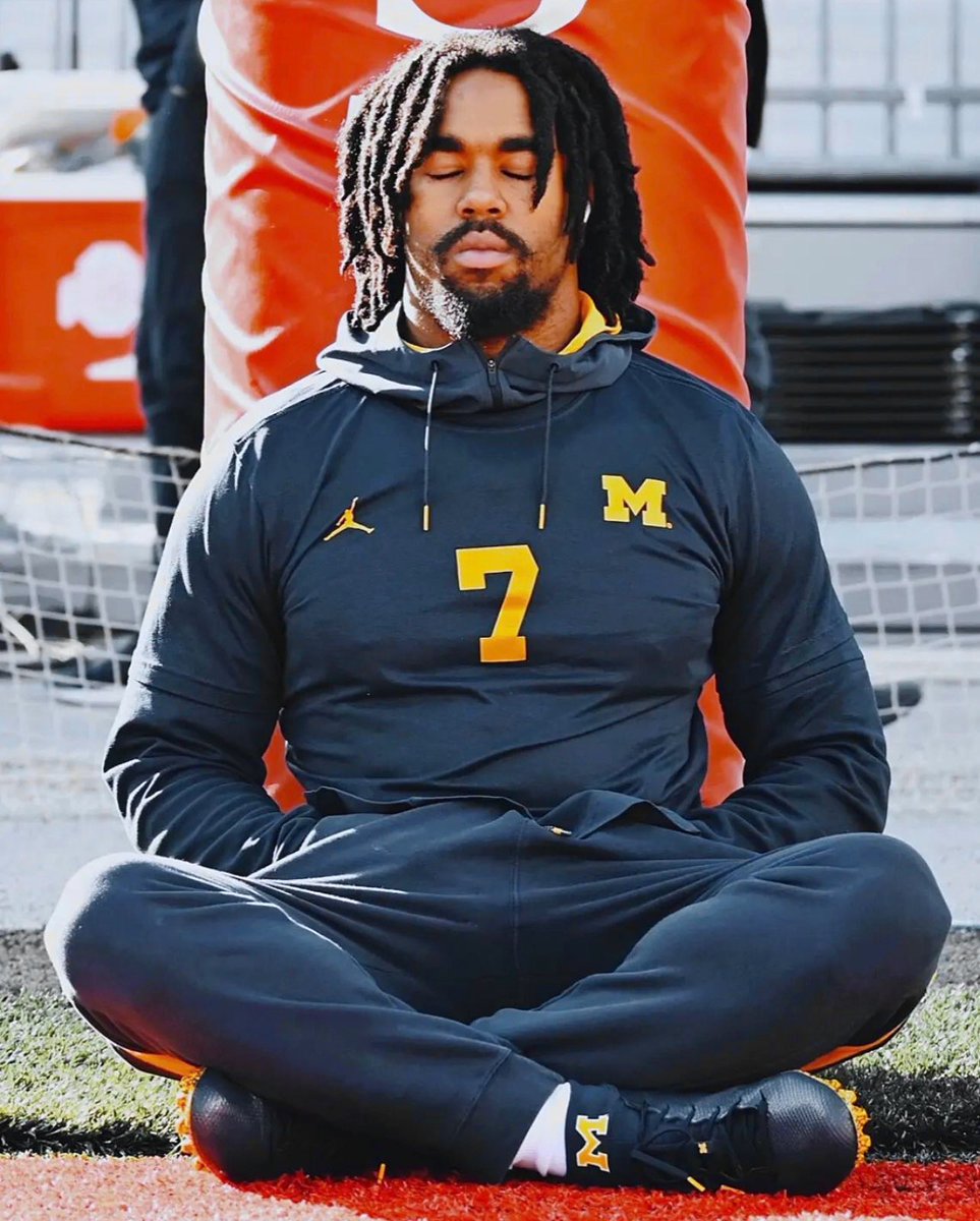 The year is 2020

5 ⭐️ RB Donovan Edwards (West Bloomfield, Michigan) has a top 7 of Ohio State, Georgia, Michigan, Alabama, Penn State, LSU &amp; Notre Dame…

Donovan Edwards commits to Michigan, who just went 2-4 in a shortened covid season.

Shortly after his commitment to