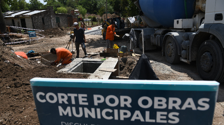 MuniParana's tweet photo. 👷‍♂️ #PROMEBA | Continúan los trabajos de mejoramiento integral de barrios Toma Nueva y Arenales

👉 Se recuerda, que está cortado el tránsito en calle El Surubí, entre Camino Costero y Rondeau, y se cambió temporalmente la circulación vehicular 🔃

ℹ️ https://t.co/vJQWqScWsr https://t.co/tF3wvQOqIi