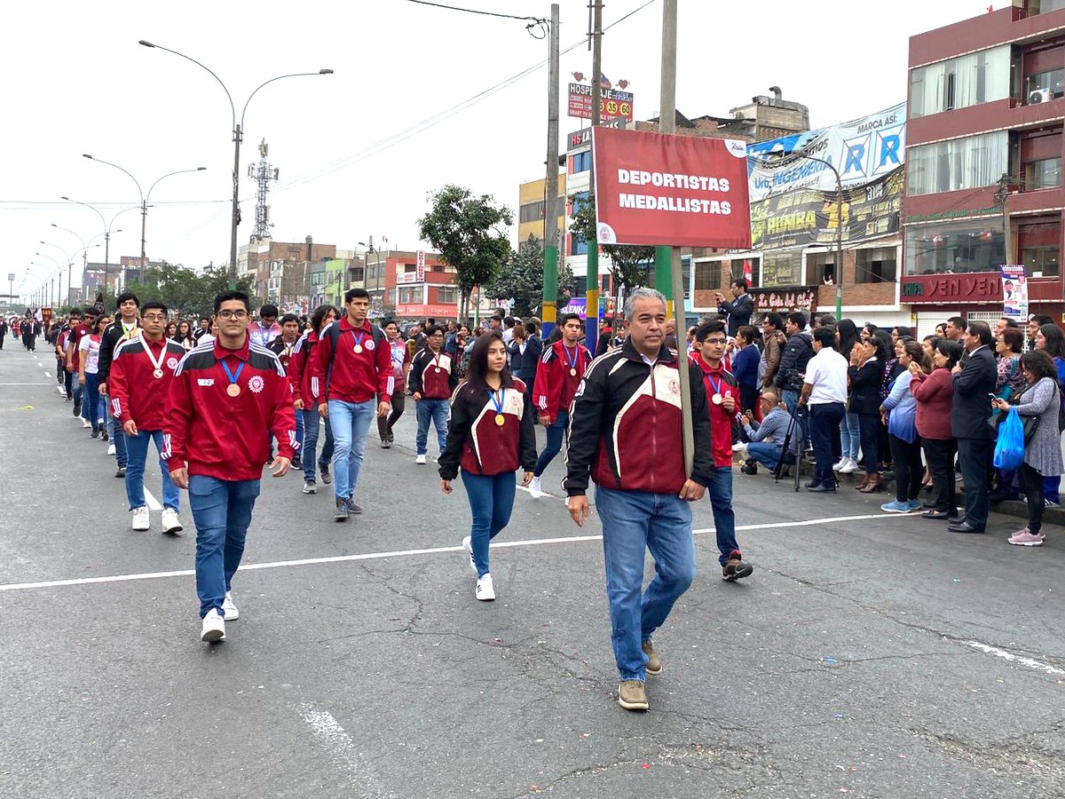 UNIoficial's tweet photo. #147añosUNI Nuestras distintas áreas y facultades le rinden homenaje a nuestra querida universidad y saludan a nuestra patria con paso firme y gallardo en el 147 aniversario. ¡Viva la #UNI! ¡Viva el #Perú! @INICTEL_UNI @CISMID_UNI @vri_uni https://t.co/wlw2JCkT4l