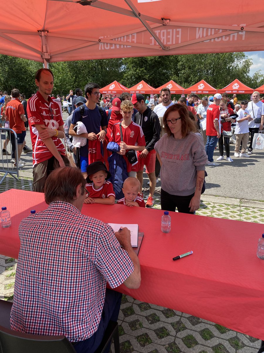 d_demyttenaere's tweet photo. @Standard_RSCL @SL16_FC @VOOsport @VOOetvous @ladh Une super expérience. Une Top ambiance. De chouettes rencontres avec les supporters (parfois followers) et retrouvailles avec la team Standard. 
PS: Christian #Piot est et restera un gars en or! https://t.co/QTfeLxxno4