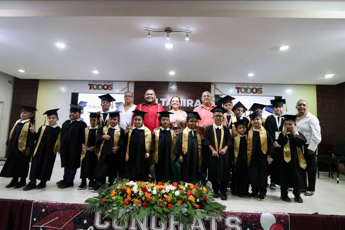 RossyLuque4T's tweet photo. Quiero felicitar a los pequeños del Jardín de Niños y Primaria Carrusel por su Ceremonia de Graduación a la cual asistí en representación de mi esposo @armando_4t, estoy segura que la nueva etapa que comenzarán será el inicio de un futuro prometedor y lleno de éxitos🎓✨ https://t.co/8t3pwVrO9O