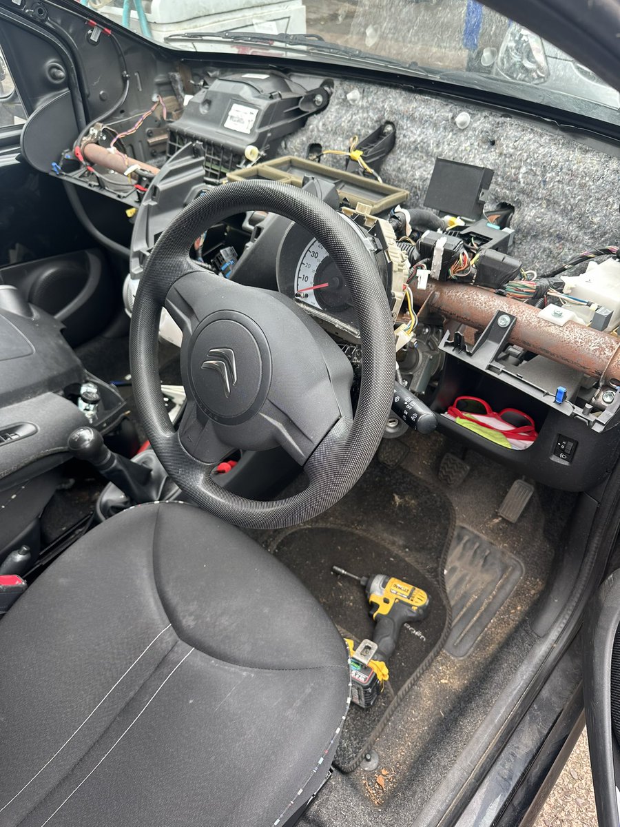 ALSCarLocksmith's tweet photo. Citroen C1 customer lost his transponder chip out of the key whilst replacing a worn out remote casing, new transponder programmed and spare key provided ✅ https://t.co/wC0o5SsANt