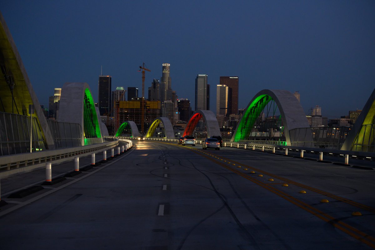 6thStViaduct's tweet photo. 🌡️☀️ Temperatures are rising! This weekend, take an evening stroll along the Sixth Street Viaduct and enjoy a cool breeze and a wonderful light show. Have a great weekend, everyone!

Photo Courtesy of Gary Leonard

#WeAreLABOE #6thStreetViaduct https://t.co/URuYuXzyRX