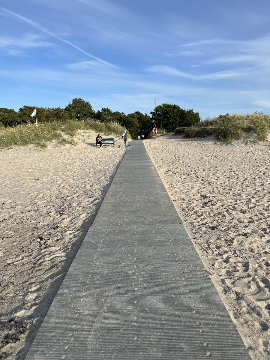 abdelrahmana's tweet photo. Taking the path less traveled often leads to unseen beauty. Dare to be different, for offbeat trails hold life's most stunning views. #UniquePathways https://t.co/14Pd7Zi8gf